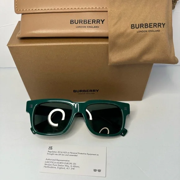 New Auth Burberry Hayden BE4394 Sunglasses Green Dark Green 54mm New & Authentic